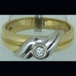 Solitario en oro amarillo y blanco con brillante engastado en boquilla