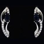 Pendientes cortos en oro blanco con circonitas y piedras preciosas en color azul