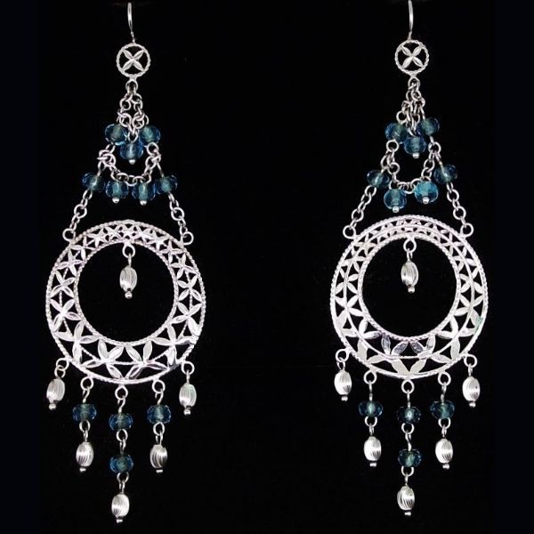 Pendientes largos en oro blanco con piedras preciosas turquesas