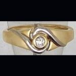 Sortija en oro amarillo con detalle en oro blanco con brillante