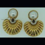Pendientes de oro brillantes y perlas