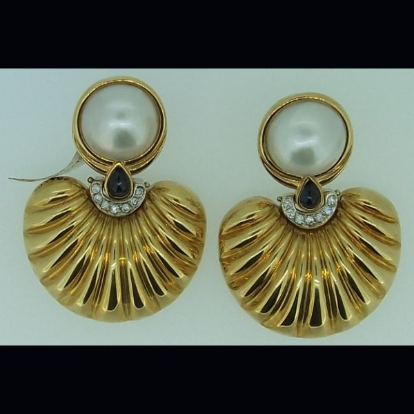 Pendientes de oro brillantes y perlas