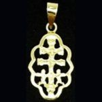 Colgante cruz de caravaca de tamaño mediano en oro amarillo
