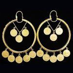 Argollas con monedas colgantes de tamaño grande en oro amarillo