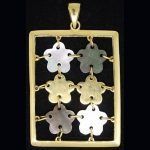 Colgante grande en oro amarillo marco con piedras preciosas en forma de flores