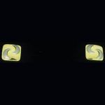 Pendientes cortos en oro amarillo con forma cuadrada con adornos de lunas