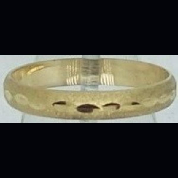 Alianza oro amarillo rugoso con labrado de hojas en oro liso