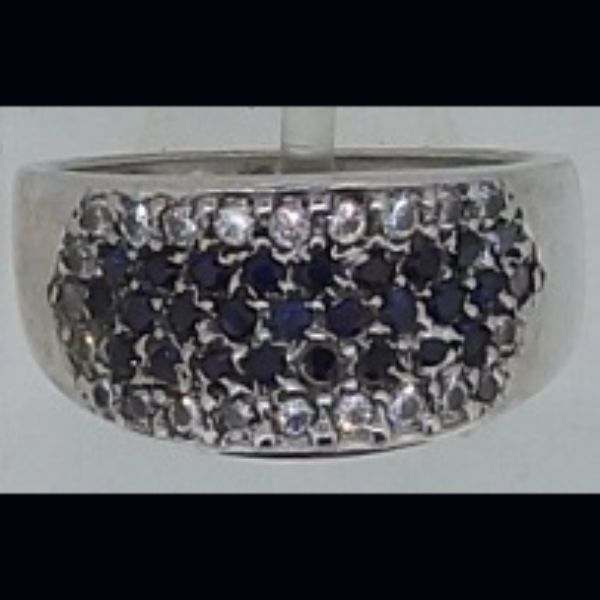 Sortija en oro blanco con circonitas y piedras azules