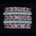 Sortija de oro blanco con brillantes con piedras lilas