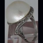 Sorija en oro blanco con perlas y rodeado de brillantes