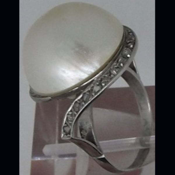 Sorija en oro blanco con perlas y rodeado de brillantes