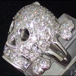 Sortija en oro blanco con forma de calavera con brillantes