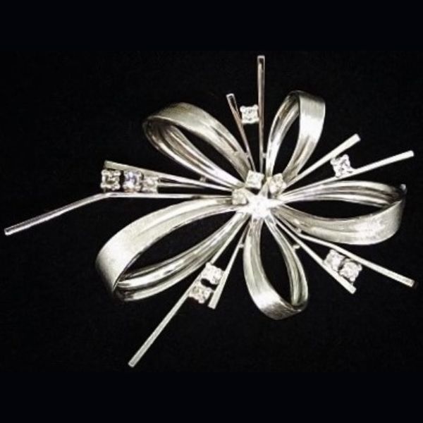 Broche en oro blanco con forma de flor con cinco brillantes