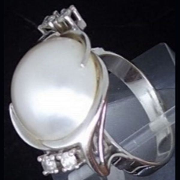 Sortija en oro blanco con perla central y brillantes