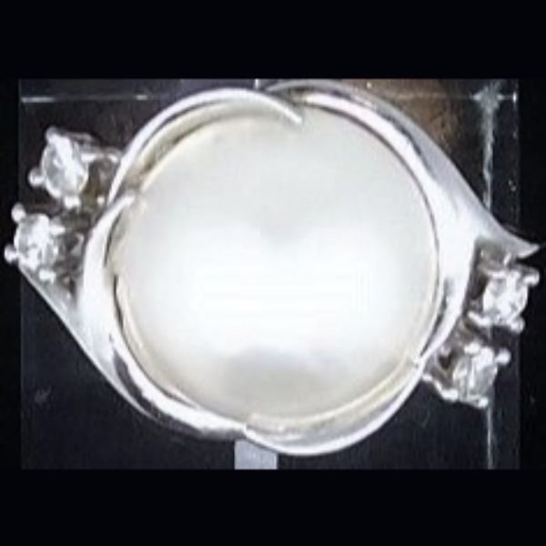 Sortija en oro blanco con perla central y brillantes - Imagen 2