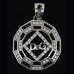 Colgante poliédrico de D&G en oro blanco y circonitas