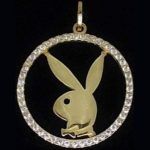 Colgante redondo en oro amarillo con el conejo de play boy conconitas p blanca