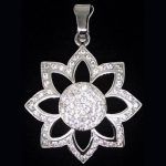 Colgante grande con forma de flor en oro blanco con circonitas