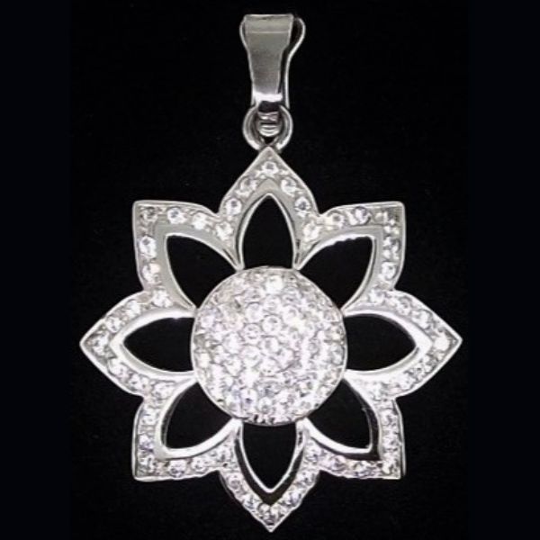 Colgante grande con forma de flor en oro blanco con circonitas