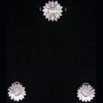 Sortija en oro blanco con forma de flor con 1 brillante central y alrededor con puntas brillantes
