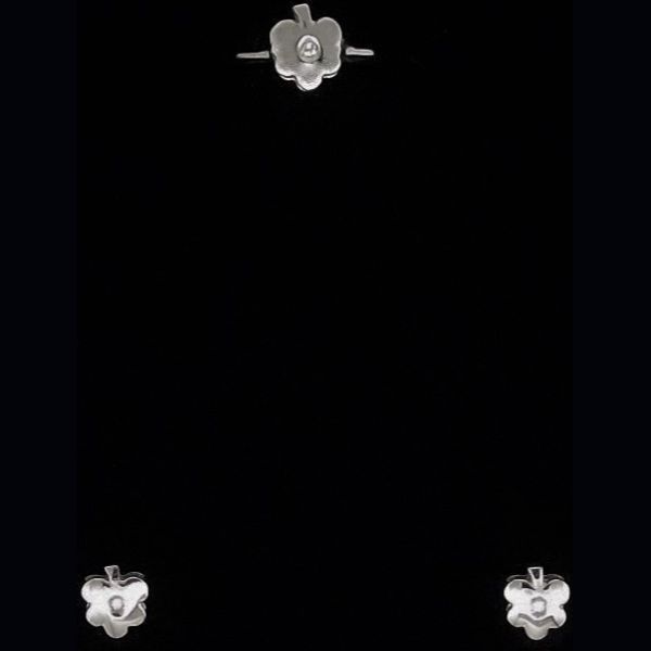 Sortija en oro blanco con forma de flor con puntas de brillantes