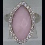 Sortija en oro blanco con piedra rosa y puntas de brillantes alrededor