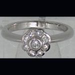Sortija en oro blanco con brillante central y 8 brillantes alrededor