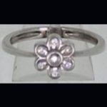 Sortija en oro blanco con forma de flor con 7 brillantes