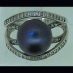 Sortija de oro blanco con perla y brillantes