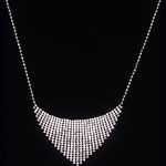 Gargantilla con colgante con forma de triangulo de bolitas en oro blanco