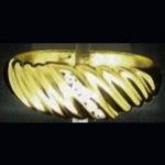 Sortija en oro amarillo en relieve con 5 brillantes