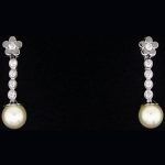 Pendientes largo en oro blanco con circonitas blancas y perlas