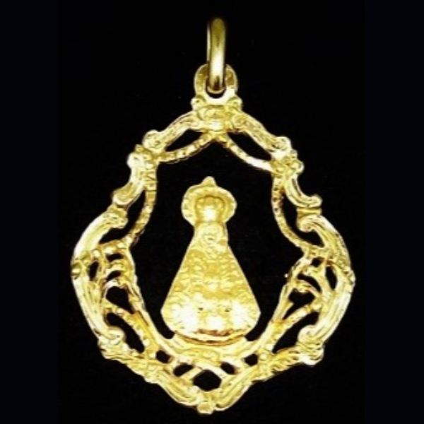 Medalla calada de tamaño medio de la Virgen del Rocio en oro amarillo