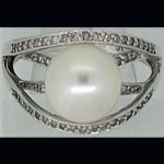 Sortija de oro blanco con perla y puntas de brillantes