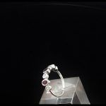 Anillo oro blanco con 4 brillantes de 0,05 ktes y 3 piedras rosas