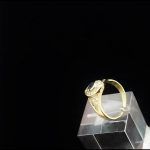 Anillo forma pico oro amarillo con circonitas y piedra central azul