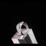Anillo oro blanco doble con 1 brillante de 0,015 ktes, 6 brillantes de 0,01 ktes y piedras azules