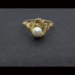 Anillo oro amarillo con perla blanca en el centro