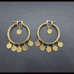 Argollas oro amarillo con monedas colgadas