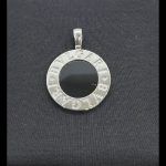 Colgante oro blanco  con piedra negra central "Bvlgari"