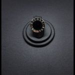 Anillo oro blanco con piedra Onix negra replica "Bvlgari"