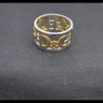Anillo oro blanco con las letras "D&G"en oro amarillo