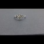 Anillo oro blanco forma flor con un brillante de 0,02cte