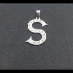 Colgante oro blanco de la letra "S" con circonitas blancas
