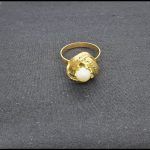 Anillo oro amarillo perla en triangulo brillo y mate