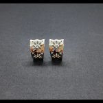 Pendientes oro blanco con dibujo en forma flor cierre "Omega"