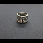 Anillo ancho oro blanco con circonitas blancas
