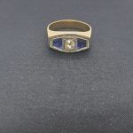 Anillo oro amarillo y en el centro oro blanco con piedras azules y brillante de 0,25 qt