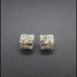 Pendientes oro blanco cuadrados con piedras de colores y blancas