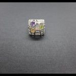 Anillo oro blanco cuadrado con piedras de colores y blancas